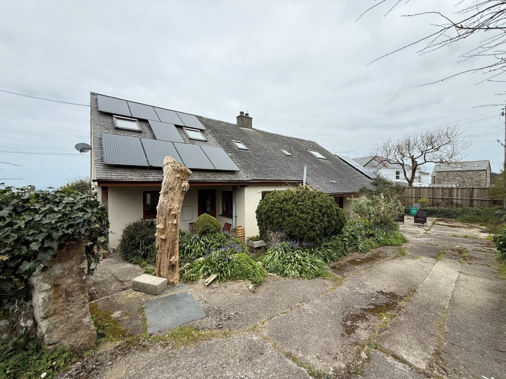 Lot: 118 - DETACHED HOUSE WITH ATTACHED ANNEXE GARDEN, GARAGE AND TWO DRIVES - Second drive to rear leading to attached garage